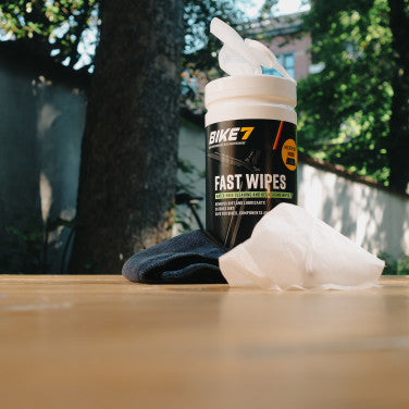 Nettoyage du cadre avec une lingette Bike7 Fast Wipes