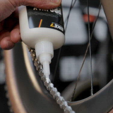 Application de Bike7 Pro Wax sur une chaîne