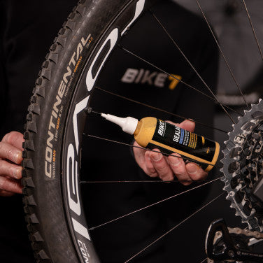 Injection du préventif Bike7 Sealant dans un pneu tubeless